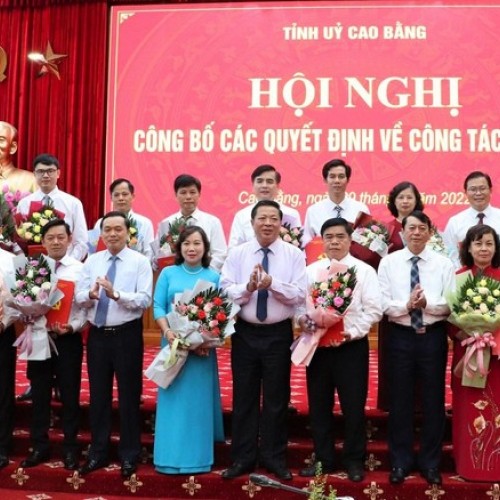 Các đồng chí Thường trực Tỉnh ủy Cao Bằng trao quyết định và tặng hoa chúc mừng các đồng chí được điều động, luân chuyển và bổ nhiệm.