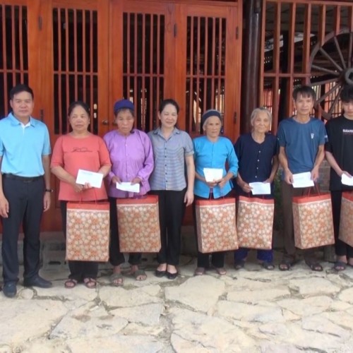 Đoàn công tác Ban Nội chính Tỉnh ủy tỉnh Cao Bằng tặng quà các gia đình chính sách trên địa bàn xã Bế Văn Đàn, huyện Quảng Hòa.