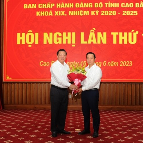 Bí thư Tỉnh ủy Trần Hồng Minh tăng hoa chúc mừng Đ/c Lê Hải Hòa, Bí thư Thành ủy được bầu bổ sung Ủy viên Ban Thường vụ Tỉnh ủy nhiệm kỳ 2020 - 2025.