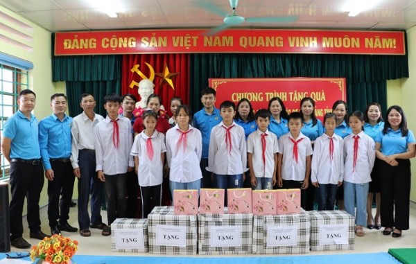 Khối thi đua các cơ quan Đảng tỉnh thăm, tặng quà Trường Phổ thông dân tộc bán trú THCS Ngũ Lão (Hòa An)