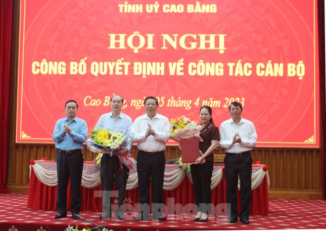 Tân Trưởng Ban Nội chính Tỉnh ủy Nông Thị Hà (thứ 2 từ bên phải) và ông Nguyễn Văn Dừa nhận hoa chúc mừng của Lãnh đạo tỉnh Cao Bằng .Ảnh: CB