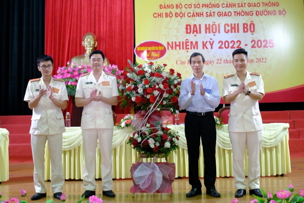 Chủ nhiệm Ủy ban Kiểm tra Tỉnh ủy Tô Vũ Lập chúc mừng Ban Chi ủy Chi bộ Đội Cảnh sát giao thông đường bộ nhiệm kỳ 2022 - 2025.