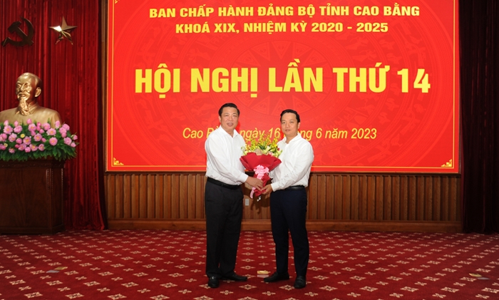 Bí thư Tỉnh ủy Trần Hồng Minh tăng hoa chúc mừng Đ/c Lê Hải Hòa, Bí thư Thành ủy được bầu bổ sung Ủy viên Ban Thường vụ Tỉnh ủy nhiệm kỳ 2020 - 2025.