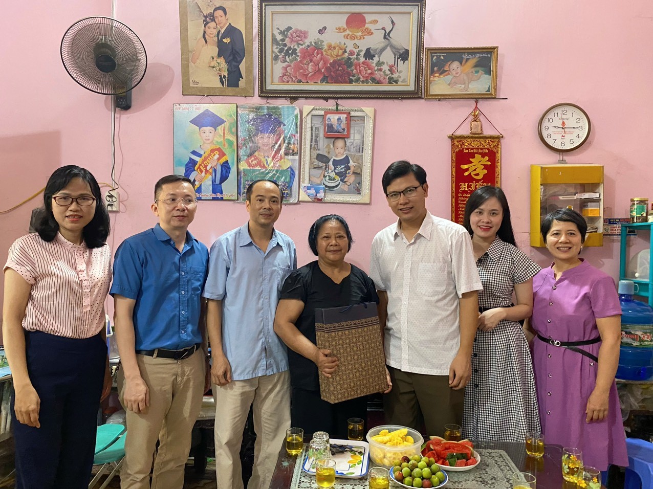 Đoàn đến thăm và tặng quà gia đình đồng chí Đặng Minh Hải (có mẹ là thương binh)