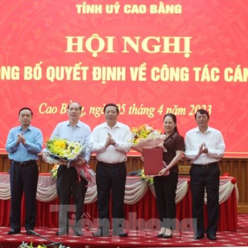 Tân Trưởng Ban Nội chính Tỉnh ủy Nông Thị Hà (thứ 2 từ bên phải) và ông Nguyễn Văn Dừa nhận hoa chúc mừng của Lãnh đạo tỉnh Cao Bằng .Ảnh: CB