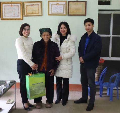 Văn phòng UBND tỉnh thăm, tặng quà Mẹ Việt Nam anh hùng Vương Thị Dói và UBND xã Ngọc Động