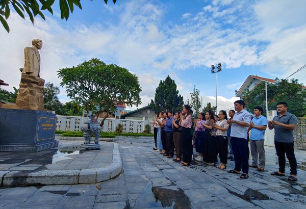 Công đoàn bộ phận Trung tâm Văn hóa và Thông tin du lịch tỉnh Cao Bằng dâng hương tưởng niệm đồng chí Hoàng Đình Giong