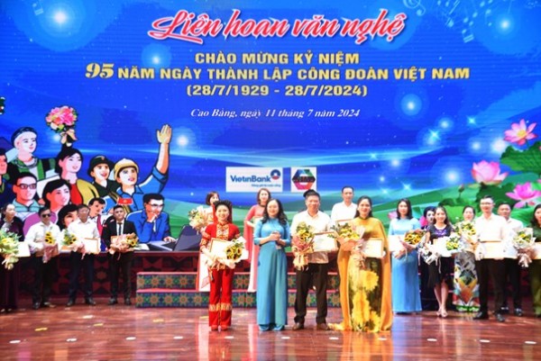Liên hoan văn nghệ kỷ niệm 95 năm Ngày thành lập Công đoàn Việt Nam