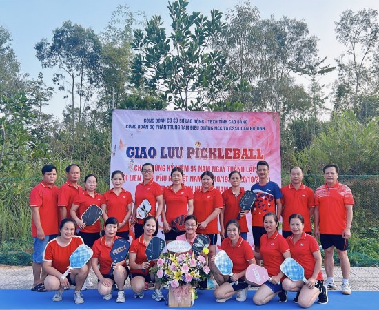  Trung tâm Điều dưỡng người có công và chăm sóc sức khoẻ cán bộ tỉnh giao lưu Pickleball chào mừng ngày Phụ nữ Việt Nam